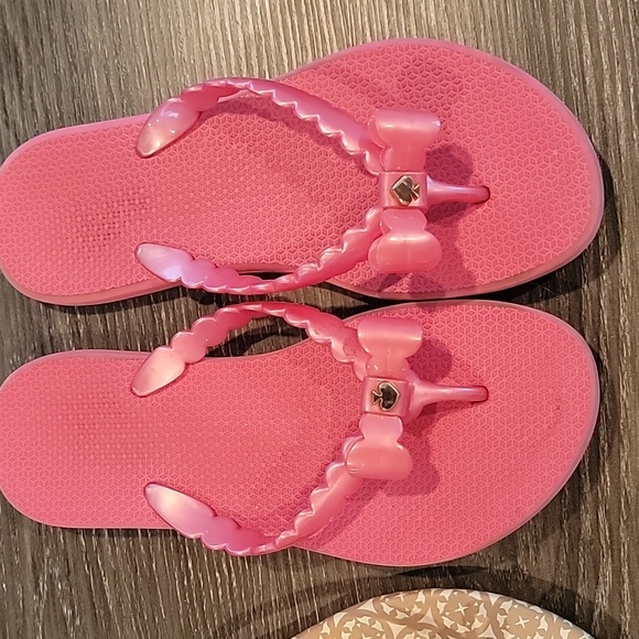 2 pair of kate spade flip flops - Picture 3 of 8